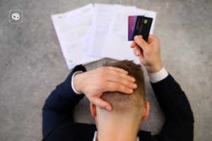 Homem estressado com contas e cartões de crédito